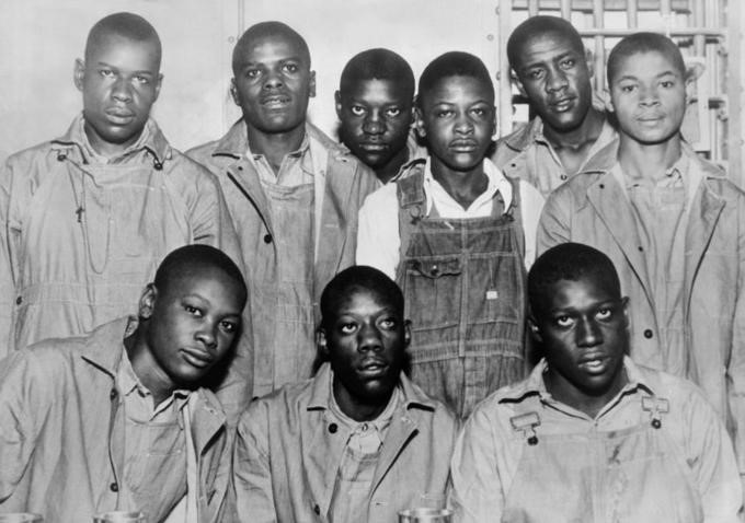 De ‘Scottsboro Boys’, valselijk ter dood veroordeeld in 1931. In 2013 ontvingen ze een postuum pardon