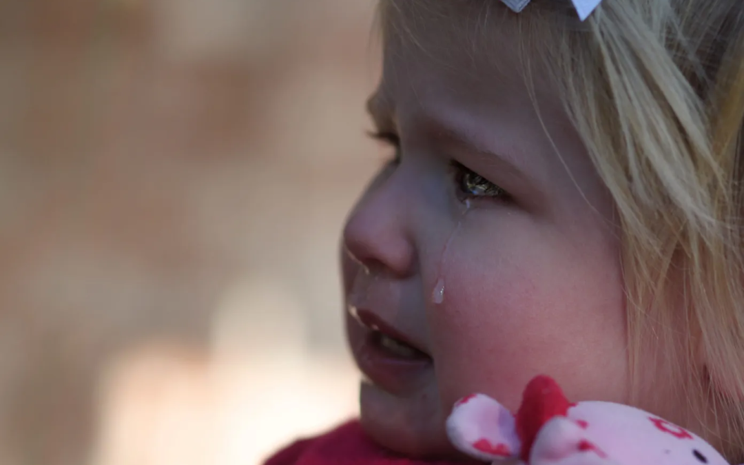 Kleine Emma groet haar overleden tante
